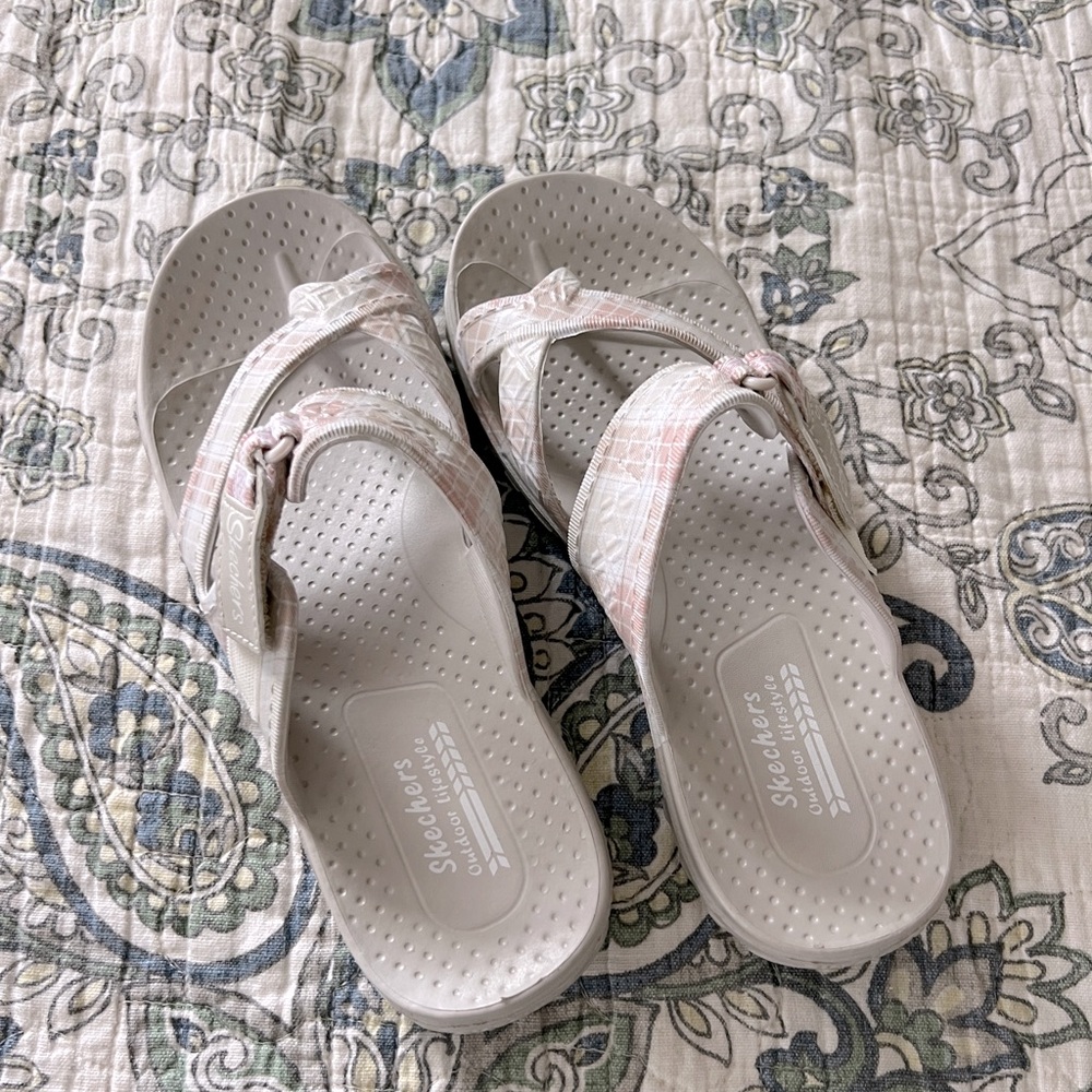 Skechers Foamies natural and pink tartan size 8.
